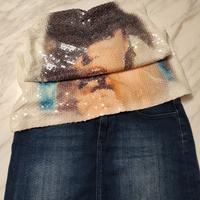 Minigonna jeans e t-shirt