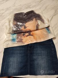 Minigonna jeans e t-shirt