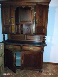 Credenza antica in legno intagliato a due corpi