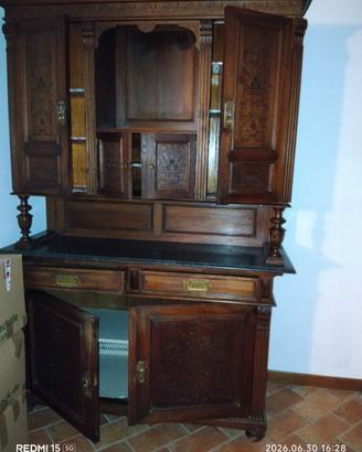 Credenza antica in legno intagliato a due corpi