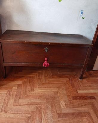 Cassapanca antica  in legno di noce 
