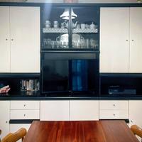 parete attrezzata in legno bianco e nero