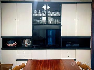 parete attrezzata in legno bianco e nero