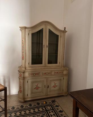 Vetrina, cassettone e credenza