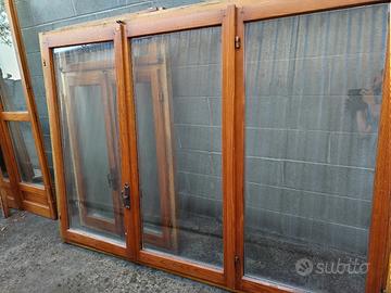 finestra in legno a tre ante