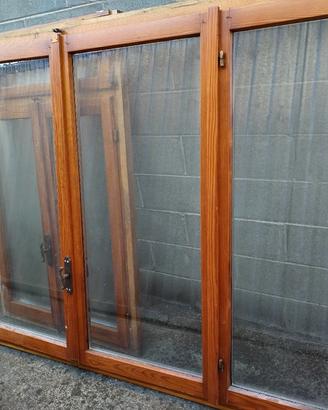 finestra in legno a tre ante