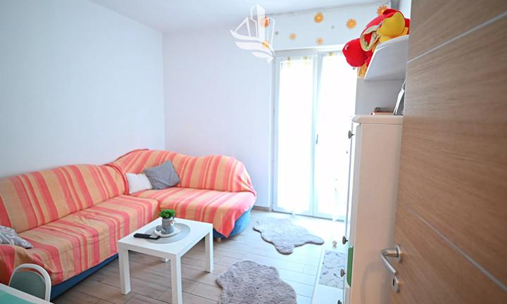 Bolzano: bilocale con tre balconi e veranda