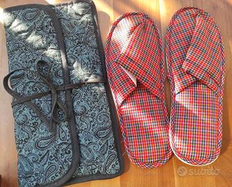 Set pantofole da viaggio in pochette di tessuto
