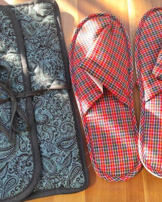 Set pantofole da viaggio in pochette di tessuto