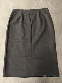 Gonna al ginocchio in lana vergine nera