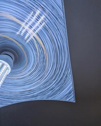 Lampadario a sospensione moderno in vetro curvo

