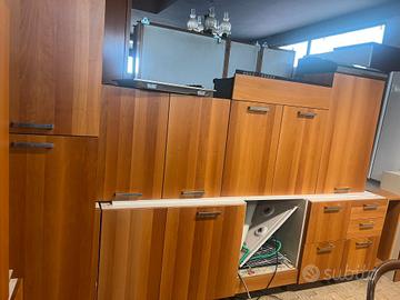 Cucina marrone con tonalità con elettrodomestici 