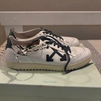 Off-White Sneakers LEA0010110 con lacci