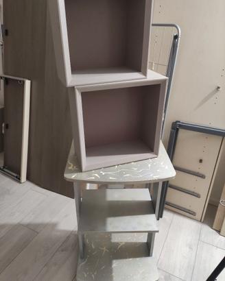 Carrellino con le ruote e due cubi