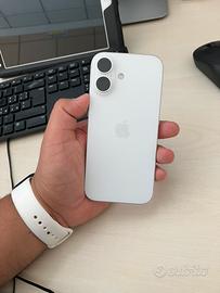 Iphone 17 bianco innmacolato 3 mesi d'uso 100% bt