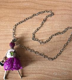 Collana con bambola ciondolo