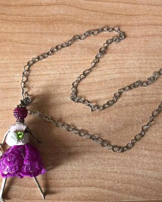 Collana con bambola ciondolo