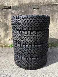 Pneumatico tassellato 215/60 R17 96H
