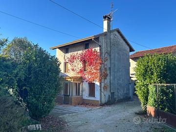 CASA IN CORTE CON TERRENO E DIPENDENZE