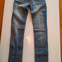 Jeans  
Tasche ricamate sul retro