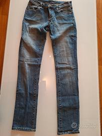 Jeans  
Tasche ricamate sul retro