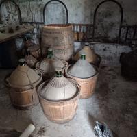 damigiane vino e una botte