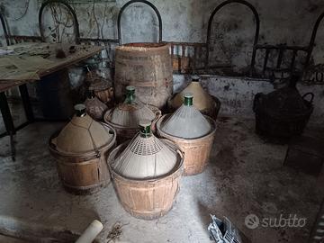 damigiane vino e una botte