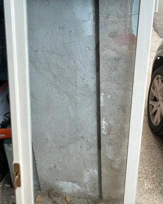 Finestra in legno bianco