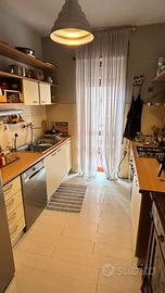Cucina con forno, cappa e piano cottura