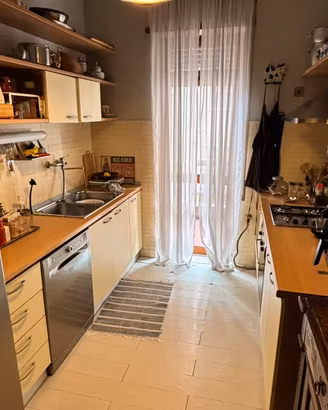 Cucina con forno, cappa e piano cottura