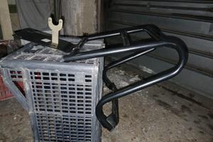 Portapacchi portabaule nero posteriore per vespa