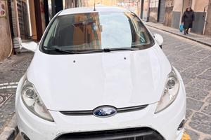 Ford fiesta 1.4 gpl titanium