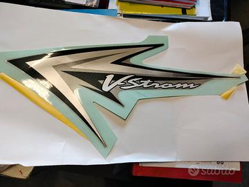 scritta laterale sinistra Suzuki vstrom 650 2011
