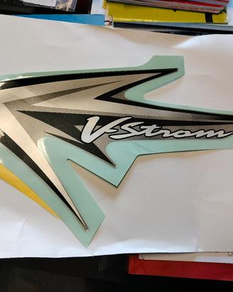 scritta laterale sinistra Suzuki vstrom 650 2011