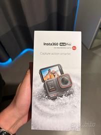 Insta 360 ace pro con accessori