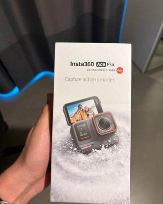 Insta 360 ace pro con accessori