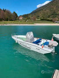 Barca open con pilotina e motore