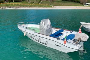 Barca open con pilotina e motore