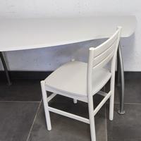 Scrivania con sedia di colore bianco 