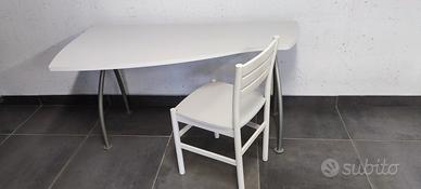 Scrivania con sedia di colore bianco 