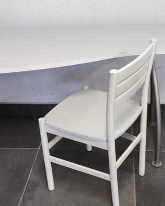 Scrivania con sedia di colore bianco 