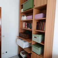 Libreria alta in legno – ampia e funzionale
