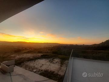 Villa singola in collina con vista mare monti