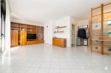 AMPIO BILOCALE ADATTABILE A TRILOCALE CON BOX E C