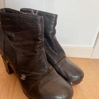 Stivaletto pelle tacco legno e borchie