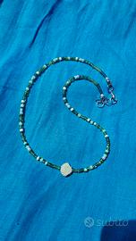 Collana in perline di vetro con ciondolo