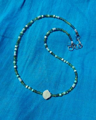 Collana in perline di vetro con ciondolo