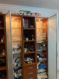 Parete salone attrezzata in ciliegio con vetrine