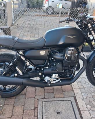 Moto Guzzi V7 Stone