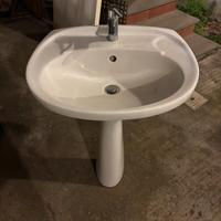 Lavabo bagno e miscelatore